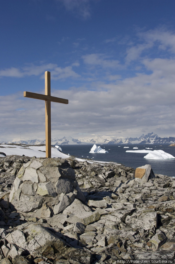монумент погибшим, прежде всего Kirsty Brown — морскому биологу, которая  погибла в 2003 году (во время исследований на нее напал морской леопард) Антарктическая станция Росера, остров Аделаида (Великобритания), Антарктида