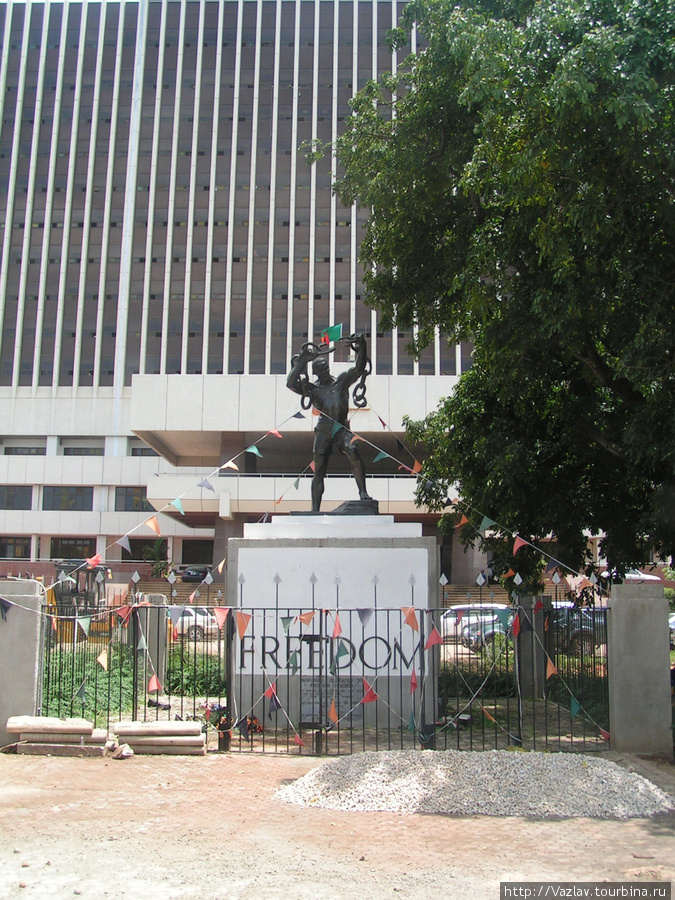 Общий вид памятника Лусака, Замбия