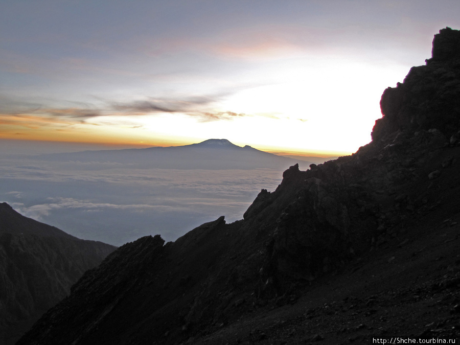 Около 6 утра. Рассвет начался неожиданно. Сейчас солнце выйдет из-за Килиманджаро. Аруша Национальный Парк и гора Меру (4566м), Танзания