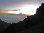 Около 6 утра. Рассвет начался неожиданно. Сейчас солнце выйдет из-за Килиманджаро.