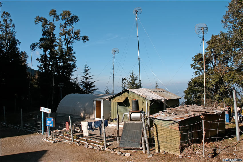 Миниатюрная военная радиостанция с кучей одинаковых антенн. Наинитал, Индия
