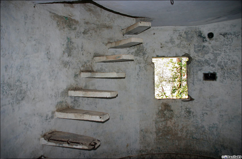 И лестница на второй этаж, который представляет из себя маленькую комнатку под куполом и окно. Ришикеш, Индия