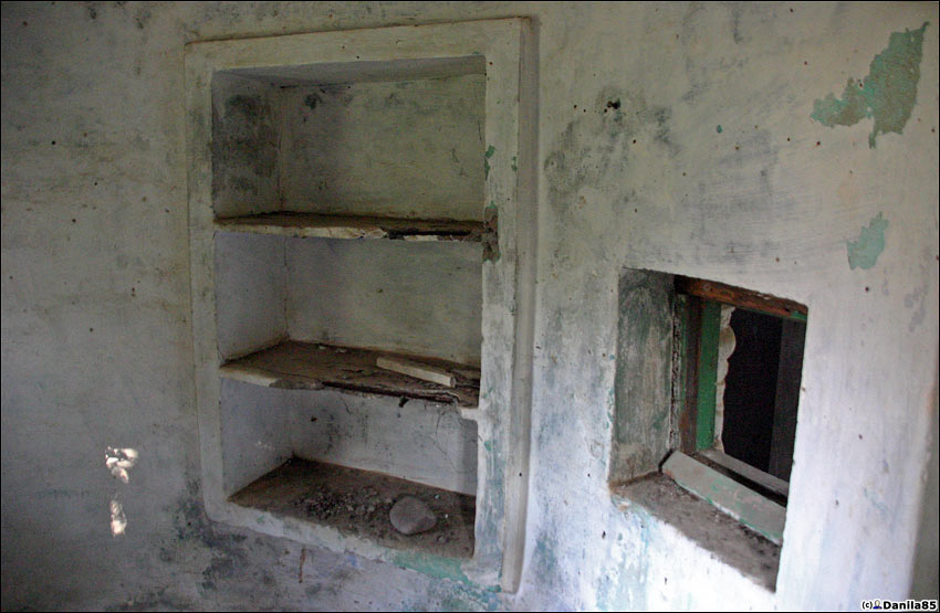 Внутри на первом этаже маленькая комнатка, полки, сортир. Ришикеш, Индия