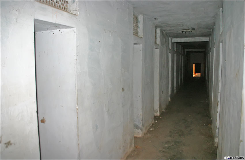 Подземная часть. Комнатки пятиугольные и очень маленькие. Ришикеш, Индия
