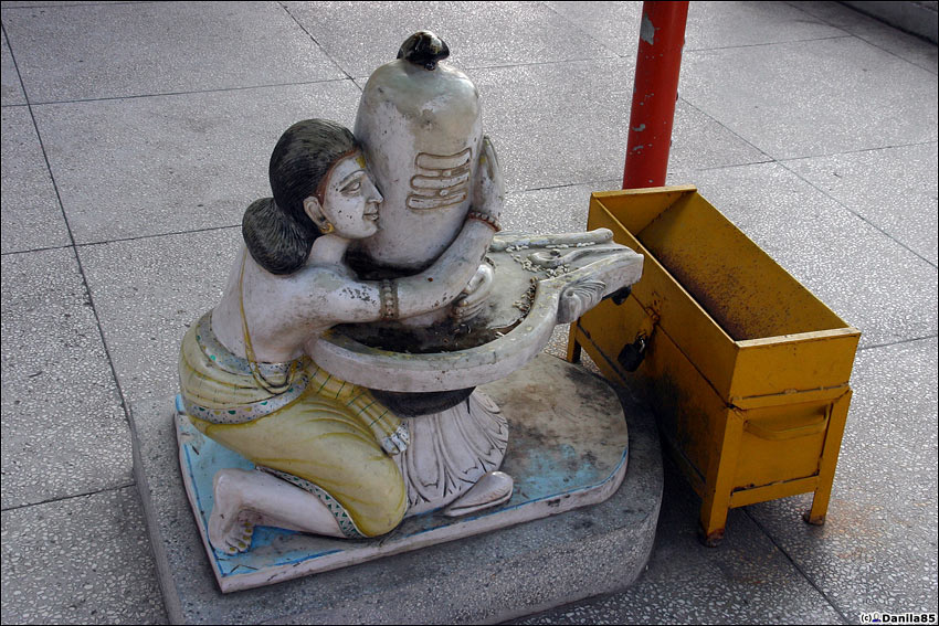 Лингам :)
Жёлтый ящик рядом — для пожертвований. Ришикеш, Индия