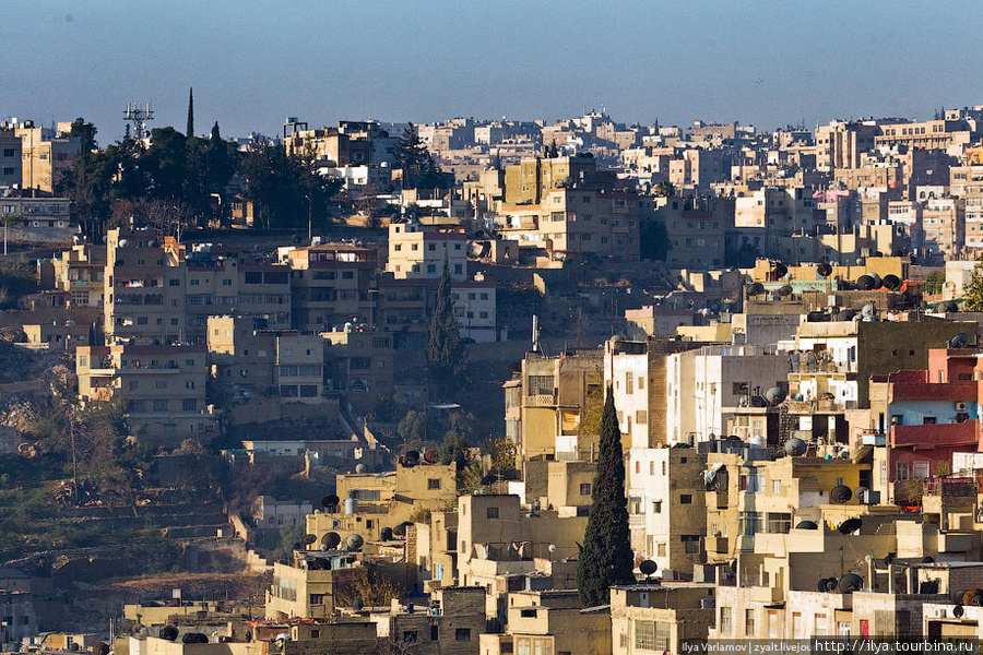 Амман часто называют «Белым городом» из-за необычной его белизны — результата использования в строительстве белого камня — известняка. Строительство ведется довольно быстро, а главное, трудно найти два одинаковых здания. Дома в городе живописно расположились на склонах холмов. Амман, Иордания