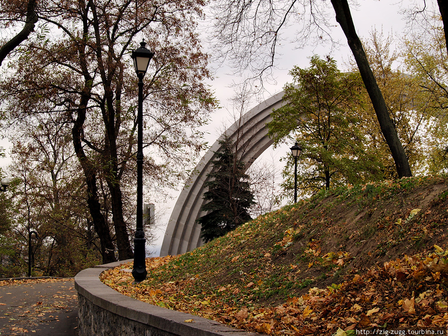 Арка Дружба народов в Крещатом парке Киев, Украина