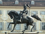 Памятник императору Карлу на площади Святого Карла