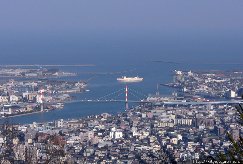Вид на гавань Токусимы с горы Бизан Токусима, Япония