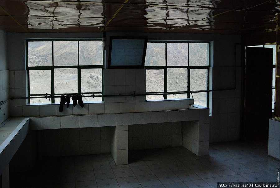 Отель в Ньяламе, первая ночевка. Так выглядят удобства, дверь справа — в туалет с панорамным окном :) Ньялам, Китай