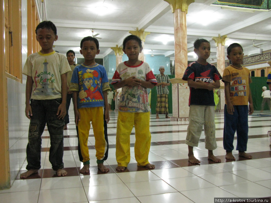 Детишки в мечети Джайпура, Индонезия