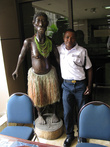 скульптура — деревянная. Стоит в фойе Банк Папуа