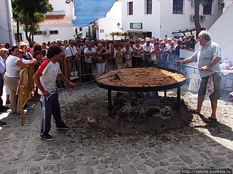 Приготовление традиционного блюда migas Малага, Испания
