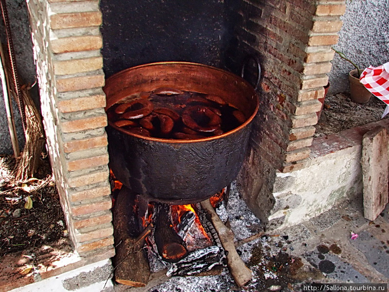 Приготовление морсильи morcilla Малага, Испания