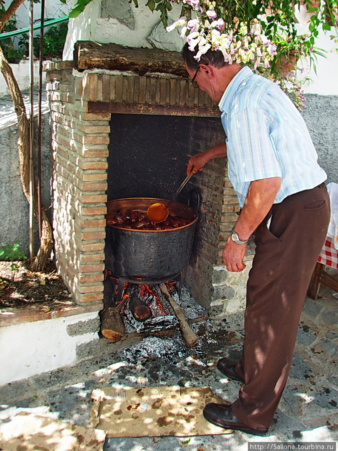 Приготовление морсильи morcilla Малага, Испания