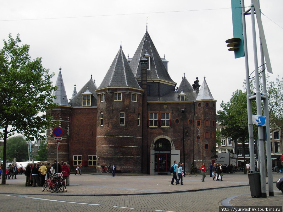 De Waag (Весы) часть оборонительного пояса укреплений Амстердама, здание построено ок.1488г. как въездные ворота в город (ворота св.Антония). Одно время площадь перед воротами служила лобным местом. Потом в здании была весовая, откуда оно и получило свое современное название. Амстердам, Нидерланды