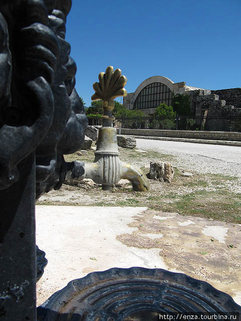 Археологический музей. Он  находится в самом центре Хиераполиса, в здании Больших римских бань. Памуккале (Иерополь античный город), Турция