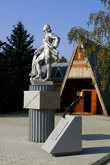 Памятник Петру I около краеведческого музея.