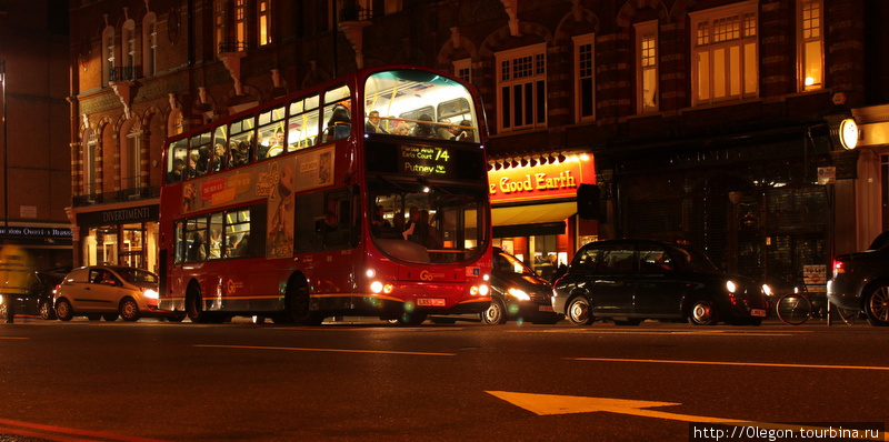 Двухэтажные автобусы делают их узнаваемыми Лондон, Великобритания