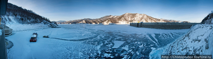 Вид на Саяно-Шушенское водохранилище с входного портала берегового водосброса. Саяногорск, Россия