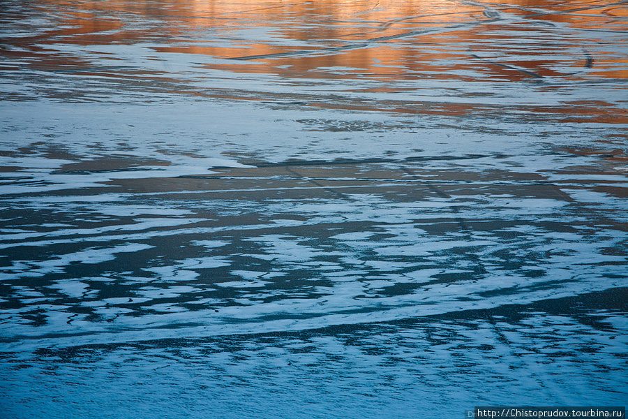 Не смотря на морозы, лед на водохранилище встает довольно поздно — как правило, в конце января. Саяногорск, Россия