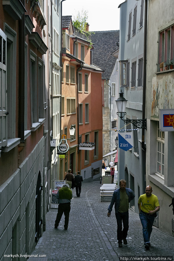 Старый город (Альтштадт) почти полностью состоит из уютных узких пешеходных улочек. Цюрих, Швейцария