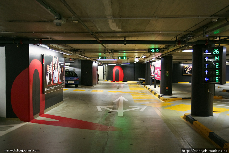 Это подземный многоуровневый паркинг в самом центре города. Цюрих, Швейцария