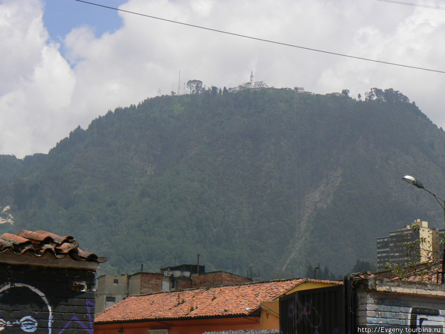 На вершине холма чудес Серро-де-Монсеррат расположен всемирно известный монастырь Сан-Винсенте (XVII в). г.Богота (Колумбия) Колумбия