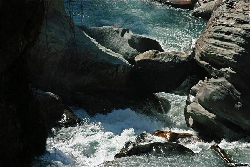 Проход реки под камнем — водники наверняка оценят такое препятствие. Касоль, Индия
