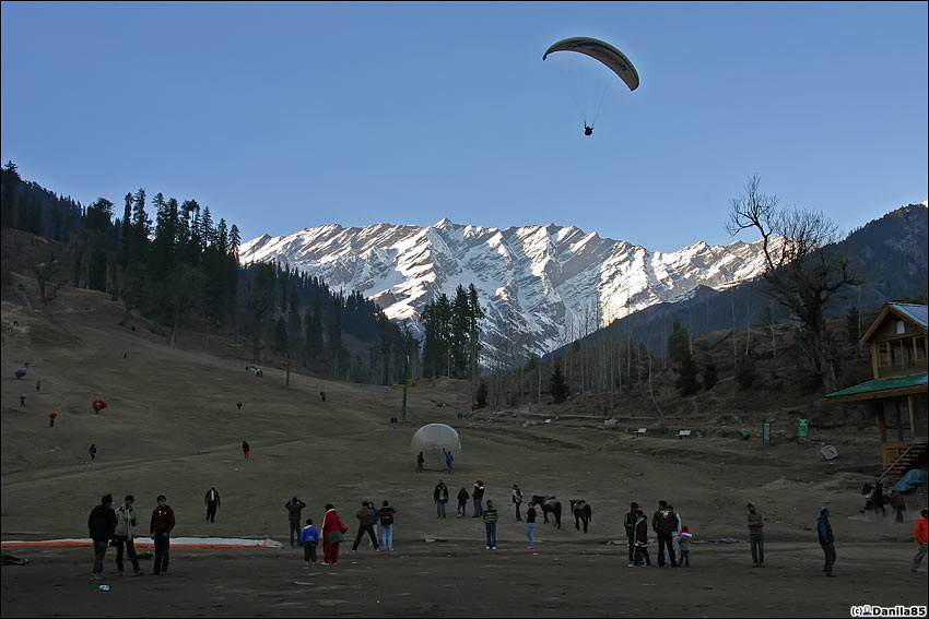 Развлечения :) В большой шар можно забраться и скатиться с горы, называется это зорбинг. Манали, Индия