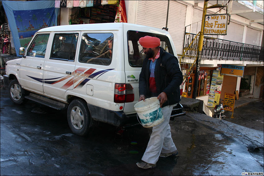 А сикхам на индуистскую святость положить, зато можно машину горячей водой вымыть. Манали, Индия