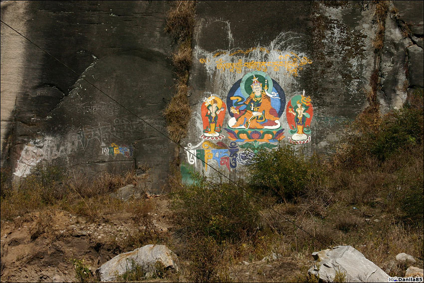 Аккуратные росписи на скалах. Это Гуру Ринпоче. Манали, Индия