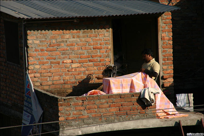 ...и работают на крышах. Дхарамсала, Индия