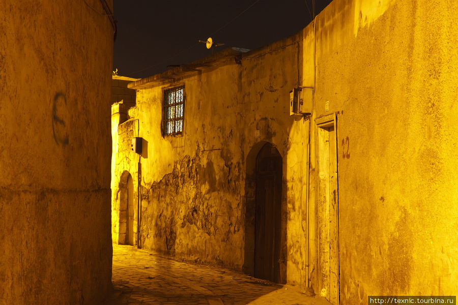 Старые районы Шанлыурфы ночью Шанлыурфа, Турция