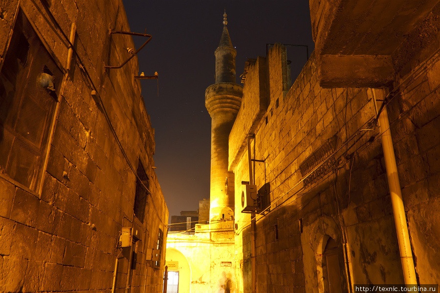 Старые районы Шанлыурфы ночью Шанлыурфа, Турция