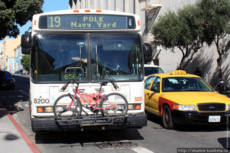 Для велосипедов предусмотрены специальные держатели на всех автобусах! Сан-Франциско, CША