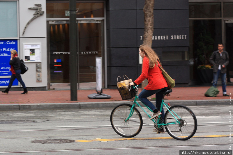 Люди на велосипедах выглядят просто отлично! Сан-Франциско, CША