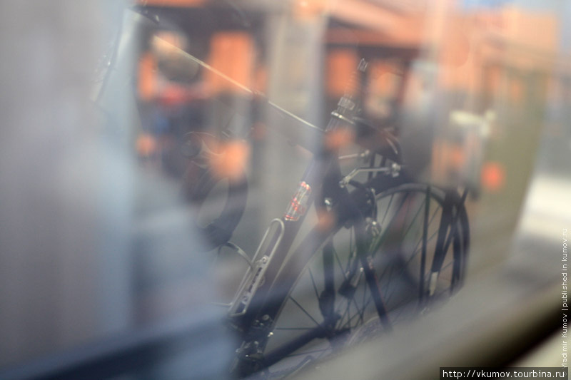 В подземном транспорте провозить велосипеды тоже можно. Здесь отражение одного из велосипедов в метро. Хорошо иллюстрирует велосипедную мечту для Москвы. Сан-Франциско, CША