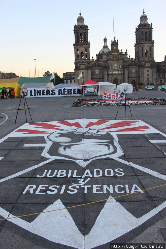 На площади Конституции часто проводят митинги, живя прямо на площади в палаточном городке Мехико, Мексика