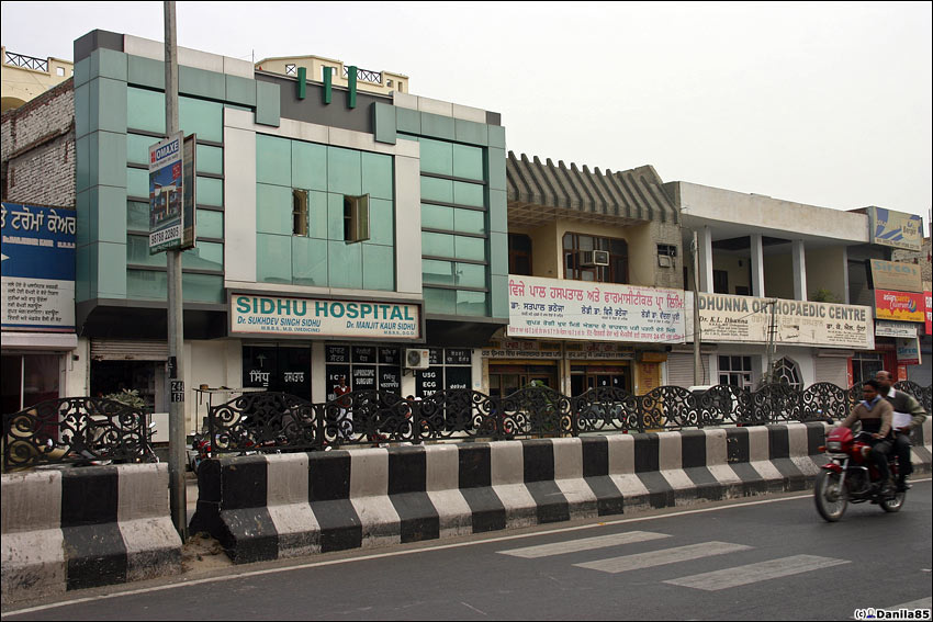 Больницы и медцентры повсюду. Батхинда, Индия