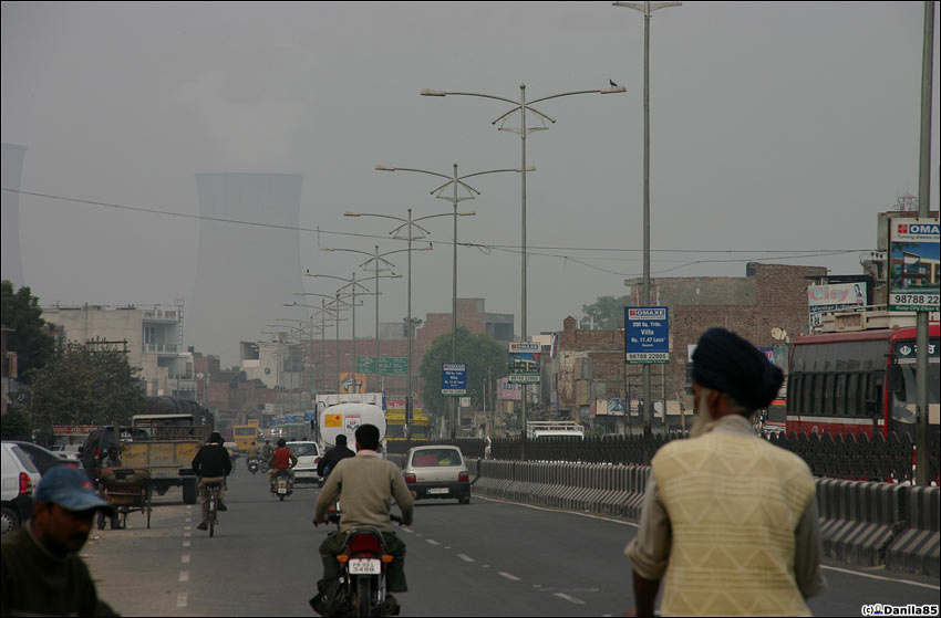 Архитектурный ансамбль ТЭС доминирует.
Над городом плотнейший круглосуточный смог. Карабаш курит в стороне. Батхинда, Индия