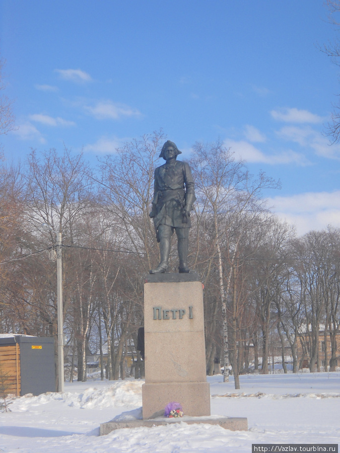 Памятник среди снега Шлиссельбург, Россия