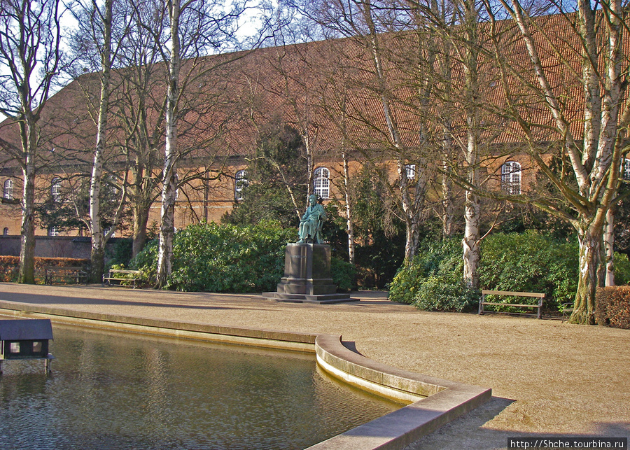 во дворе  Christiansborg Palace