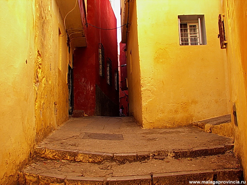 раскрашенные стены домов Танжер, Марокко