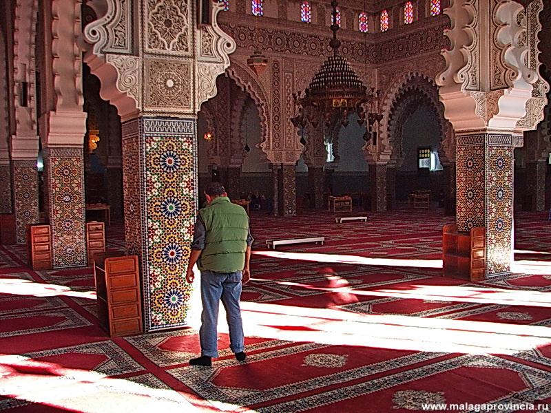 внутренние интерьеры мечети — неверным сюда вход КАТЕГОРИЧЕСКИ запрещен Танжер, Марокко