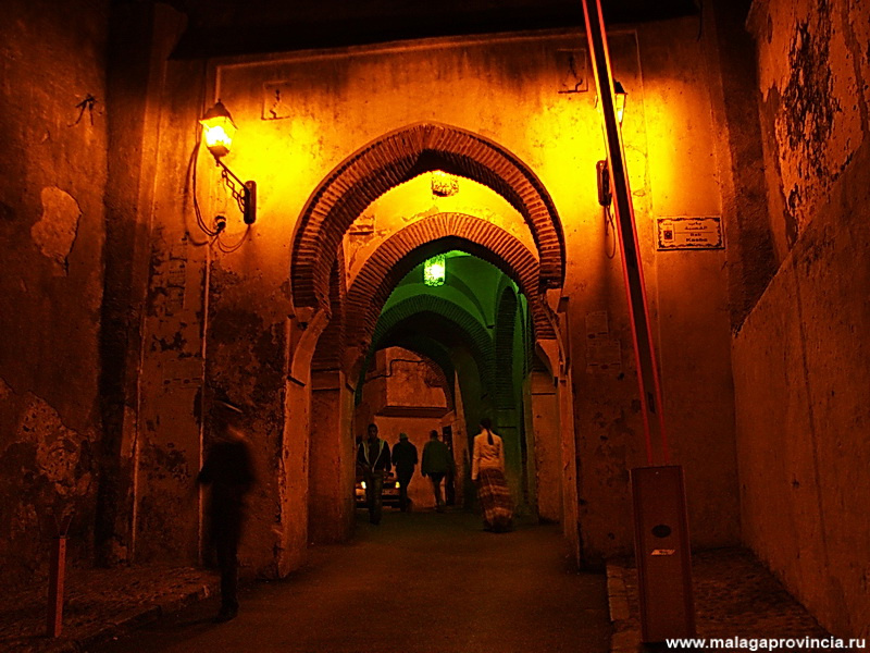 вход в древнюю Касбу ночью Танжер, Марокко