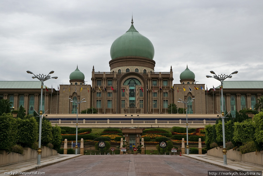Это резиденция премьер-министра страны. Путраджайя, Малайзия