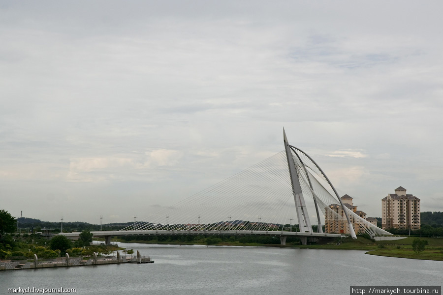 Одним из самых фотогеничных сооружений Путраджайи является мост Seri Wawasan. Он связывает центральную часть города, которая располагается на острове, с одним из жилых районов. Путраджайя, Малайзия