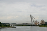 Одним из самых фотогеничных сооружений Путраджайи является мост Seri Wawasan. Он связывает центральную часть города, которая располагается на острове, с одним из жилых районов.