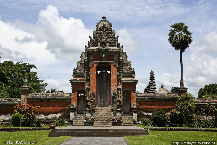 Первым храмом, который мы посетили, стал Pura Taman Ayun. Бали, Индонезия
